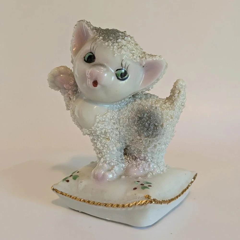 Vintage Victoria Ceramic Sugar Textured Cats On‎ Pillows Salt & Pepper Japan MCM